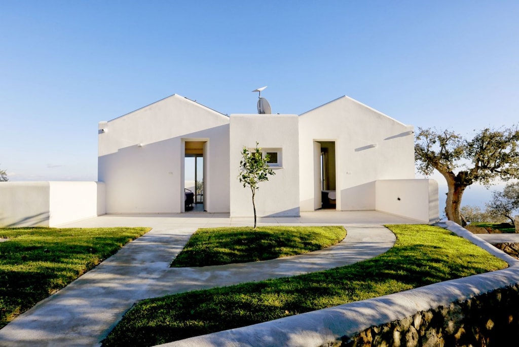 Villa Larita outside area with Swimming Pool, Lounge area, Terrace and Solarium 