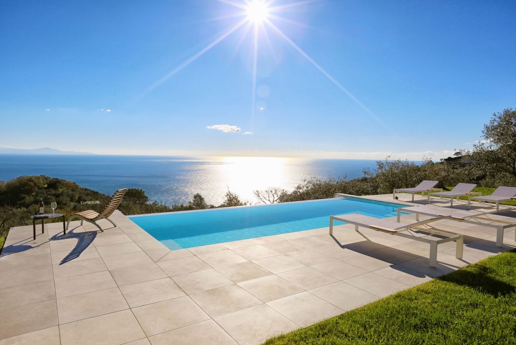 Villa Larita outside area with Swimming Pool, Lounge area, Terrace and Solarium 