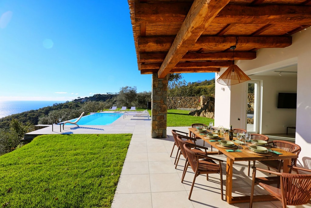 Villa Larita outside area with Swimming Pool, Lounge area, Terrace and Solarium 