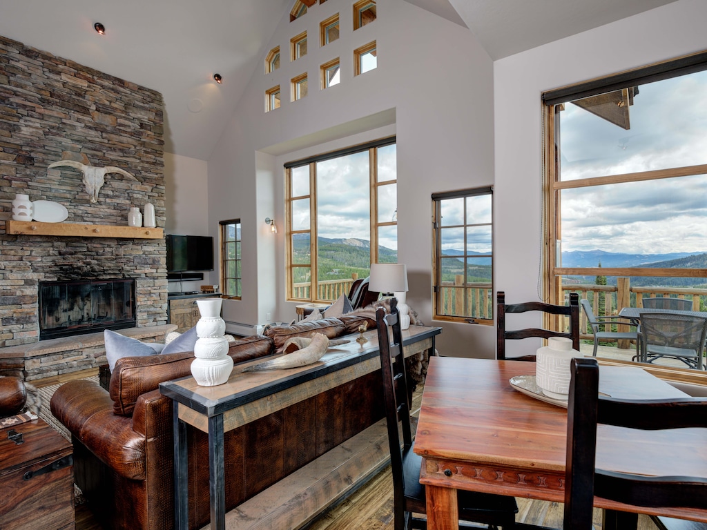 AM 5 Silver Star, Living, 2