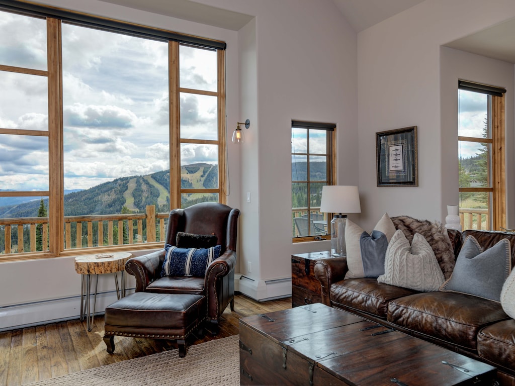 AM 5 Silver Star, Living, 3