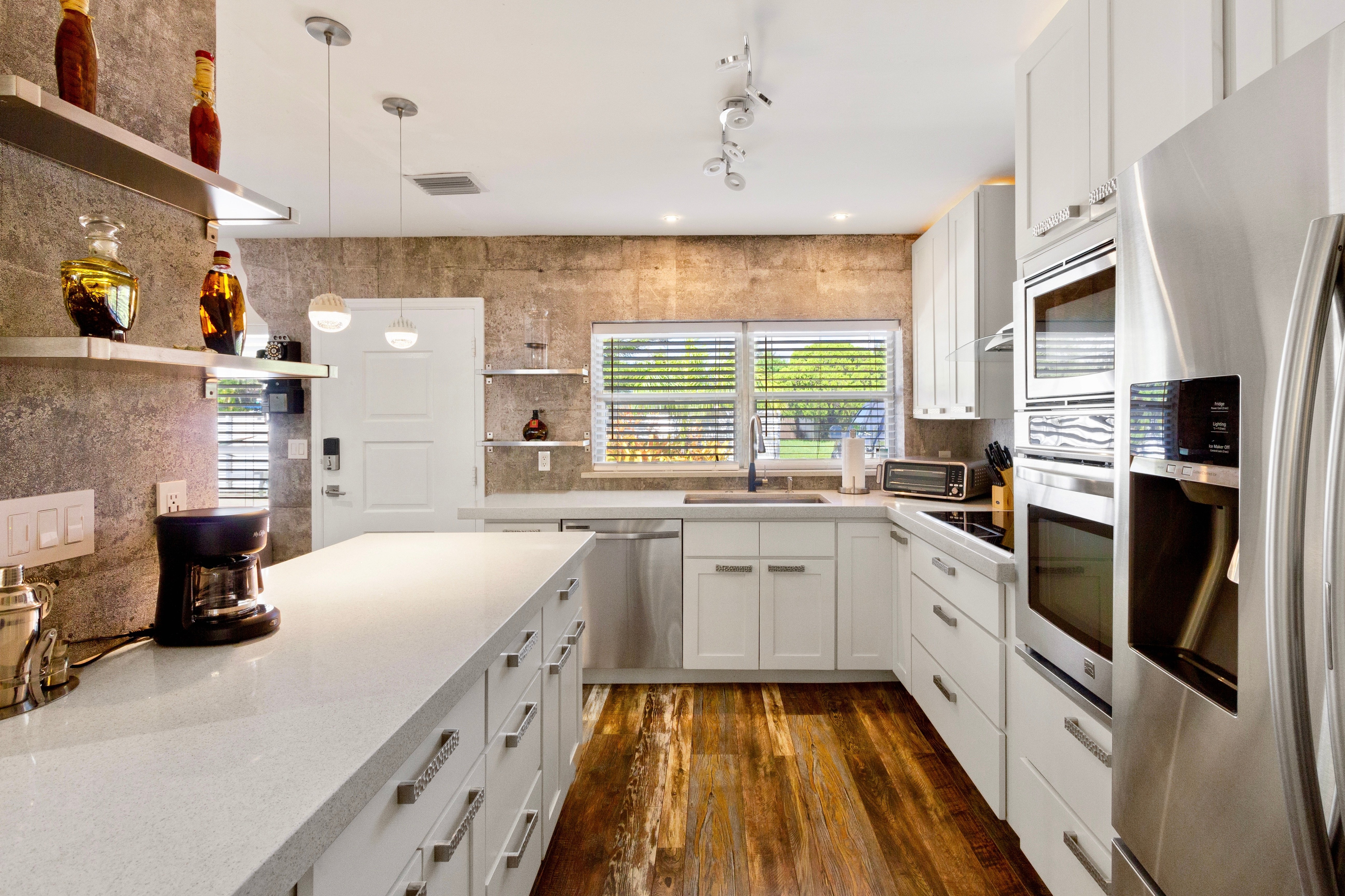 La Bougainvillea: 3BR, 2BA Home -Lush Backyard La Bougainvillea: 3BR, 2BA Home -Lush Backyard