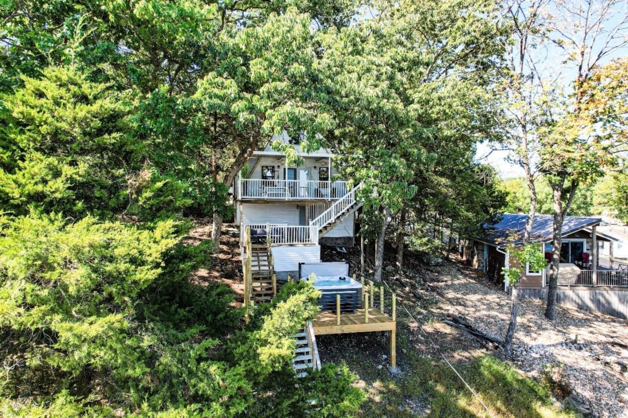 Property Image 2 - Emerald A Lakefront and Hot Tub