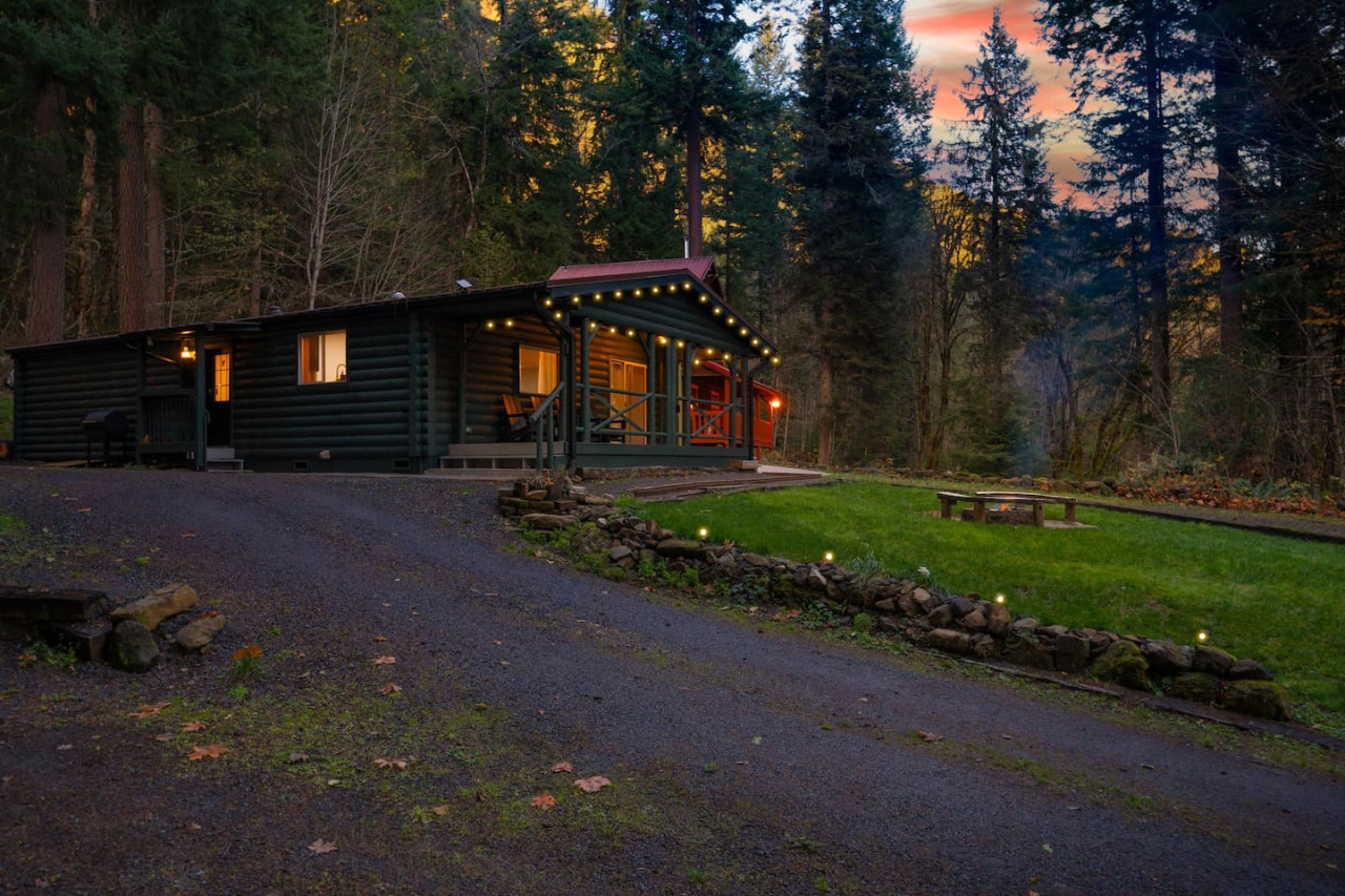 Property Image 1 - Hot Tub, King Bed, EV Charger 5 MI to Mt Rainier