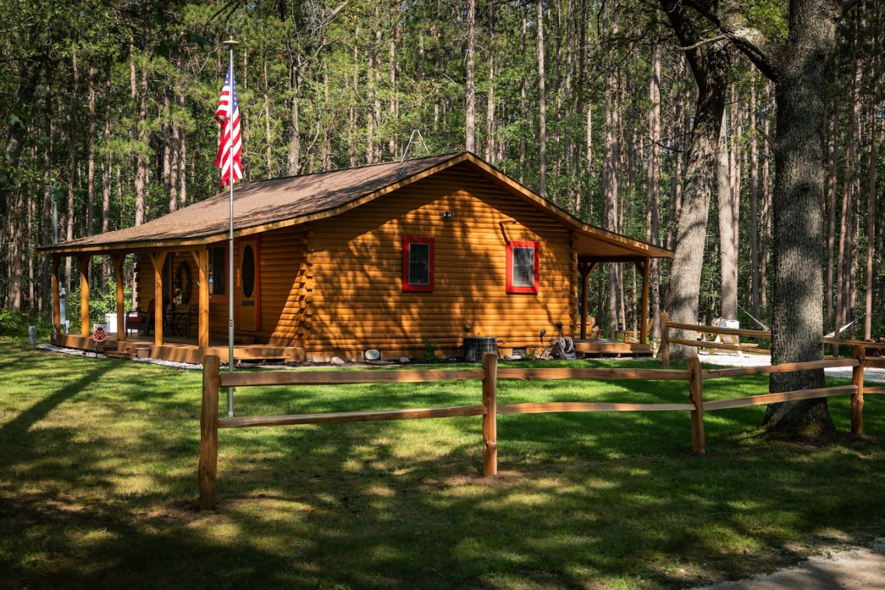 Property Image 2 - Reel Paradise, The Fishermen Cabin: Hot Tub & Fun!