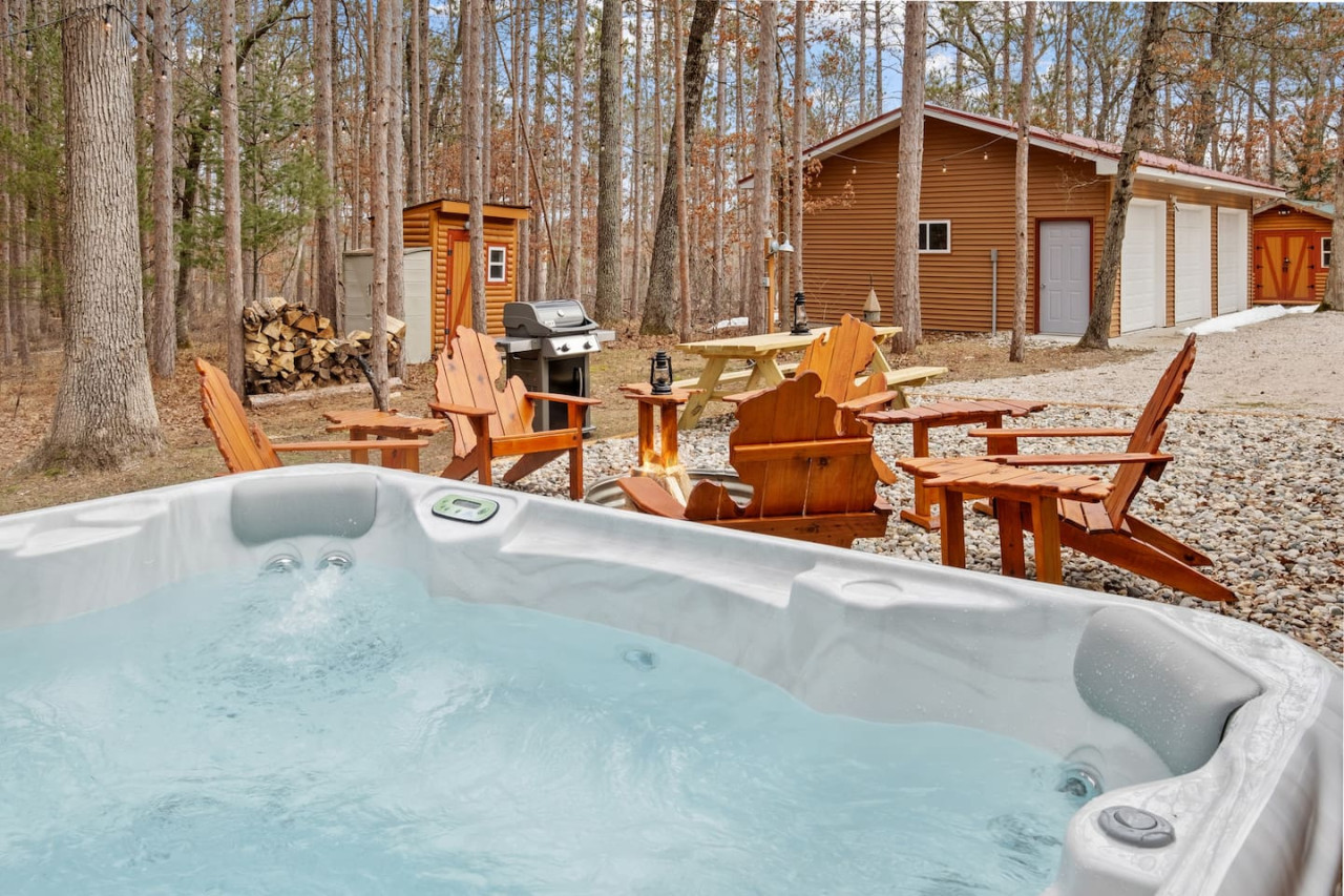 Property Image 1 - Reel Paradise, The Fishermen Cabin: Hot Tub & Fun!