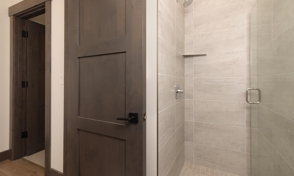 Mountain Lake 501C hall bathroom2