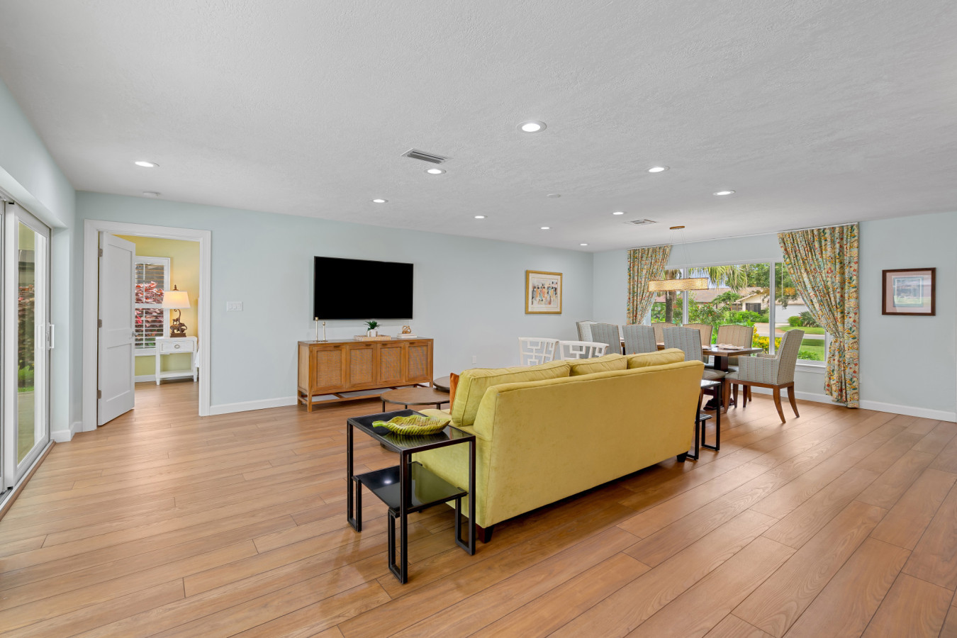 Rovigo Vacation Rental: Spacious Retreat with Panoramic Lake Views in Kings Lake. 4-BR, 4-Bathroom Home with Private Pool, just 3.4 Miles from the Vibrant Fifth Avenue South and Naples Attractions