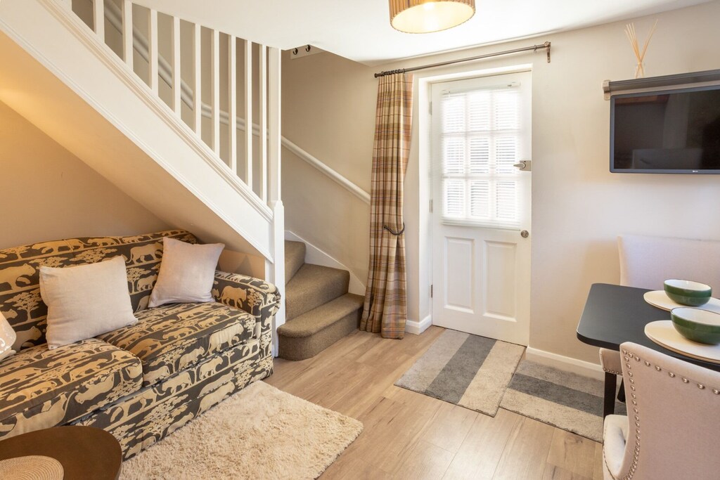 Old Chapel, Milton Keynes - Host & Stay