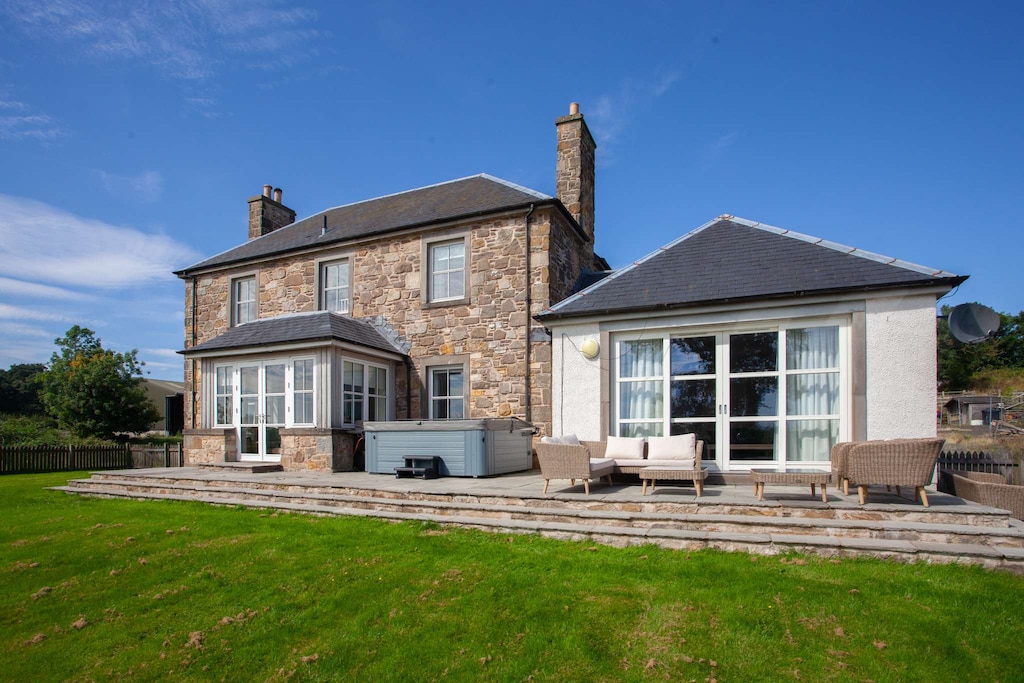 House with hot tub, BBQ and outdoor seating