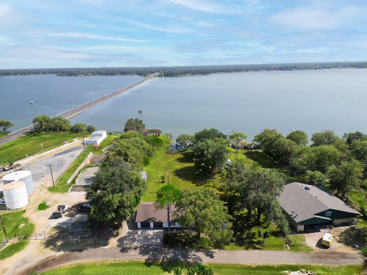 Welcome to your beautiful lakeside vacation retreat! Located on the shores of Lake Tawakoni, this charming space offers the perfect escape for those seeking comfort & style.