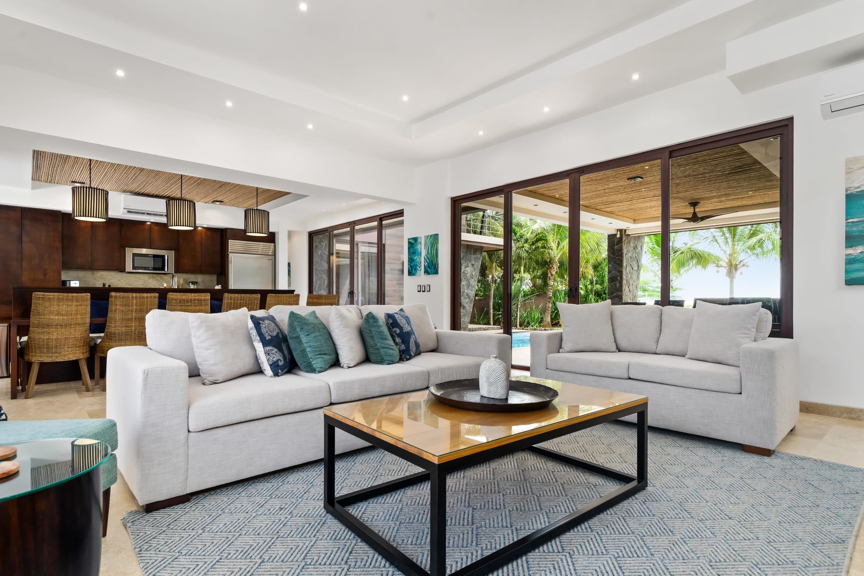 Beachfront Villa - Sunsets and Daily Maid Service