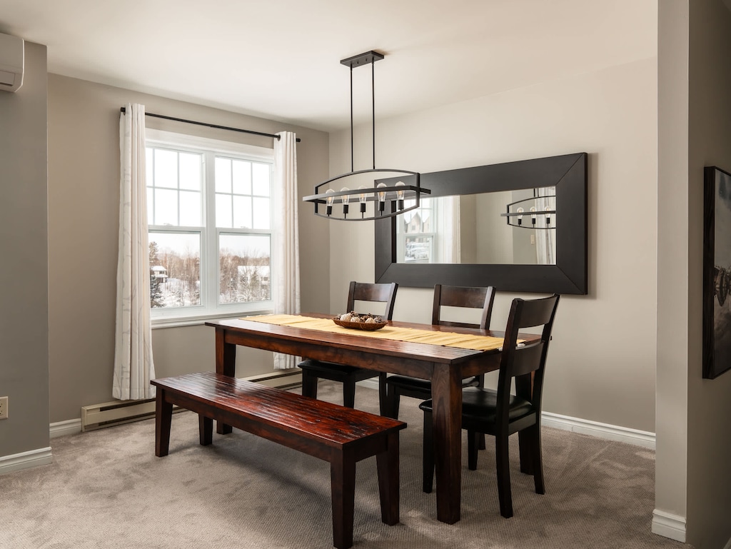 salle à manger qui accueille 5 personnes