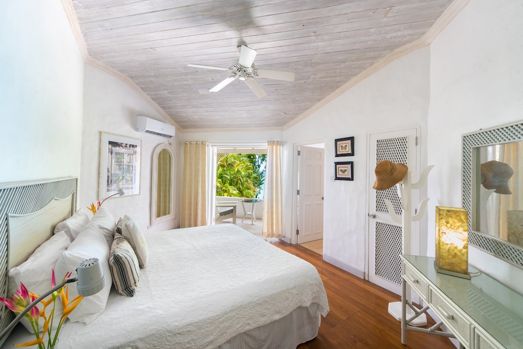 Waverly House - Master bedroom with ocean front patio