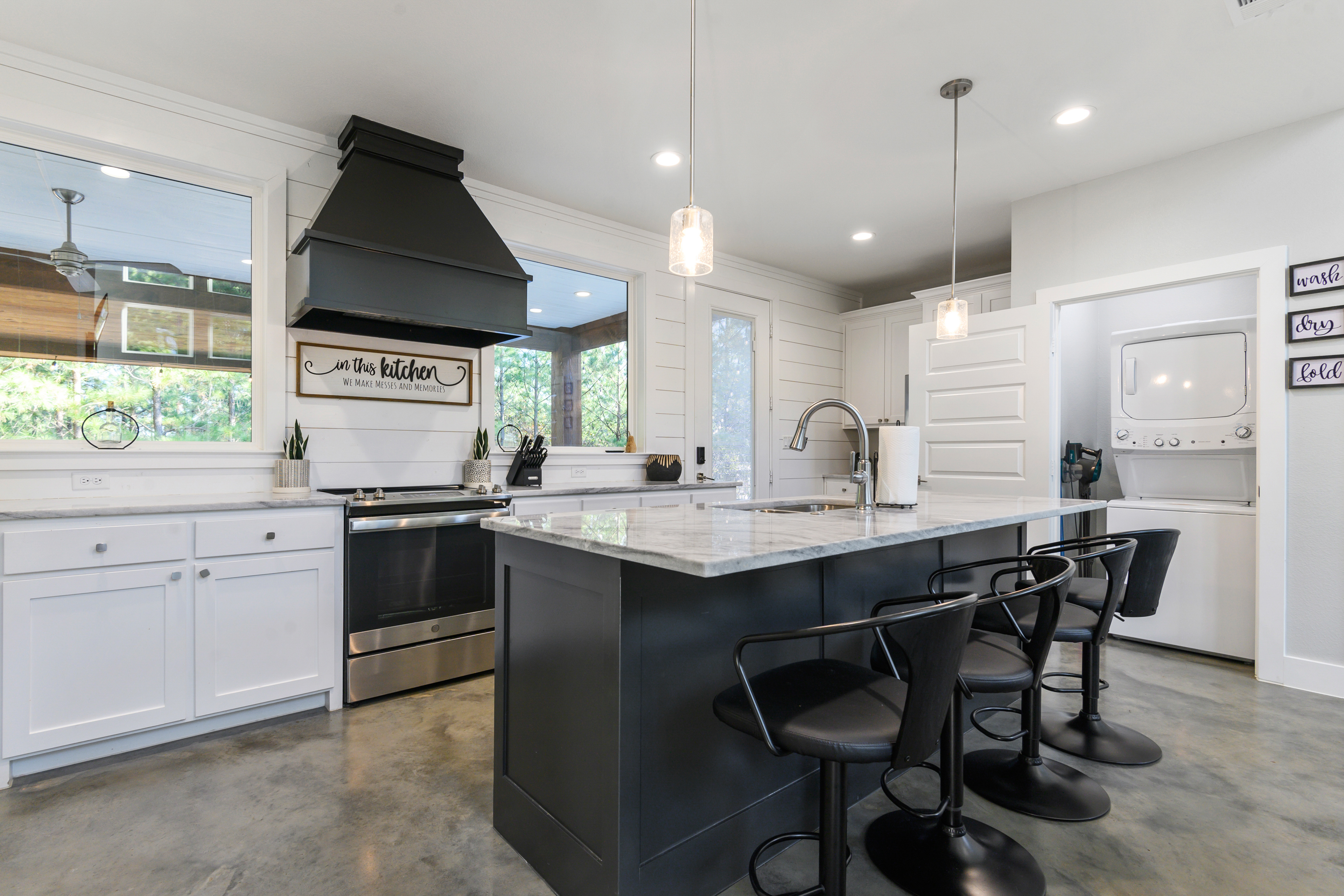 3 Mi to Lake: Cabin w/ Hot Tub in Broken Bow!