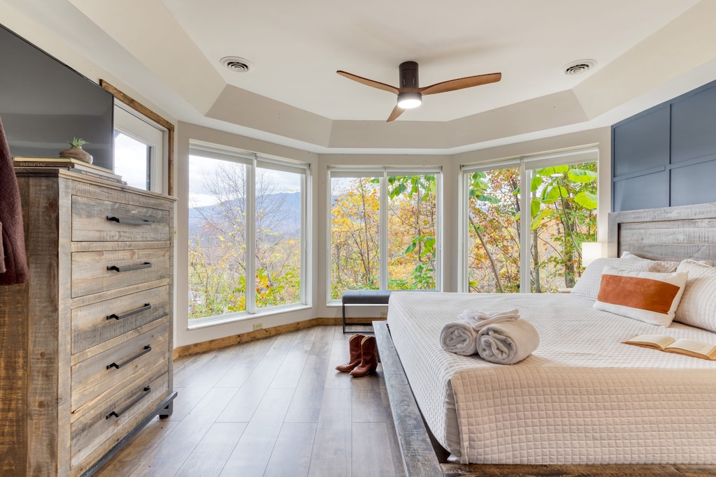Bedroom 7 features a king bed and TV.
