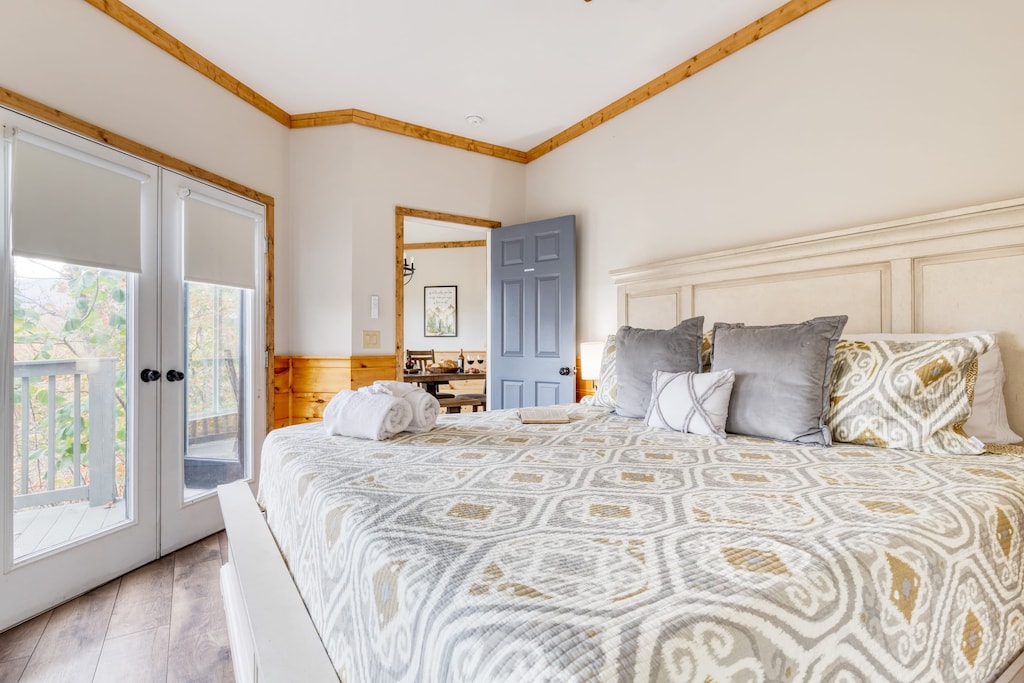 Bedroom 1 features a king bed and TV.