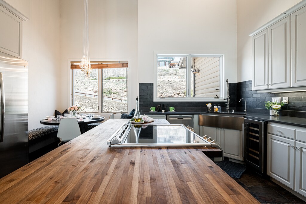 Center Island and Breakfast Nook Seating