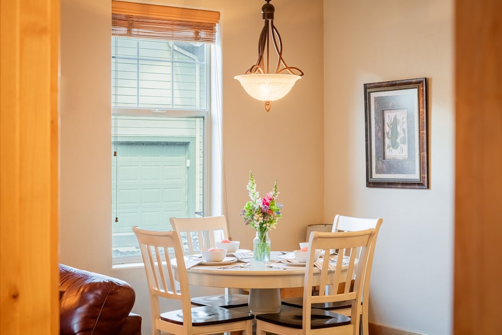 Enjoy dining with light from the window