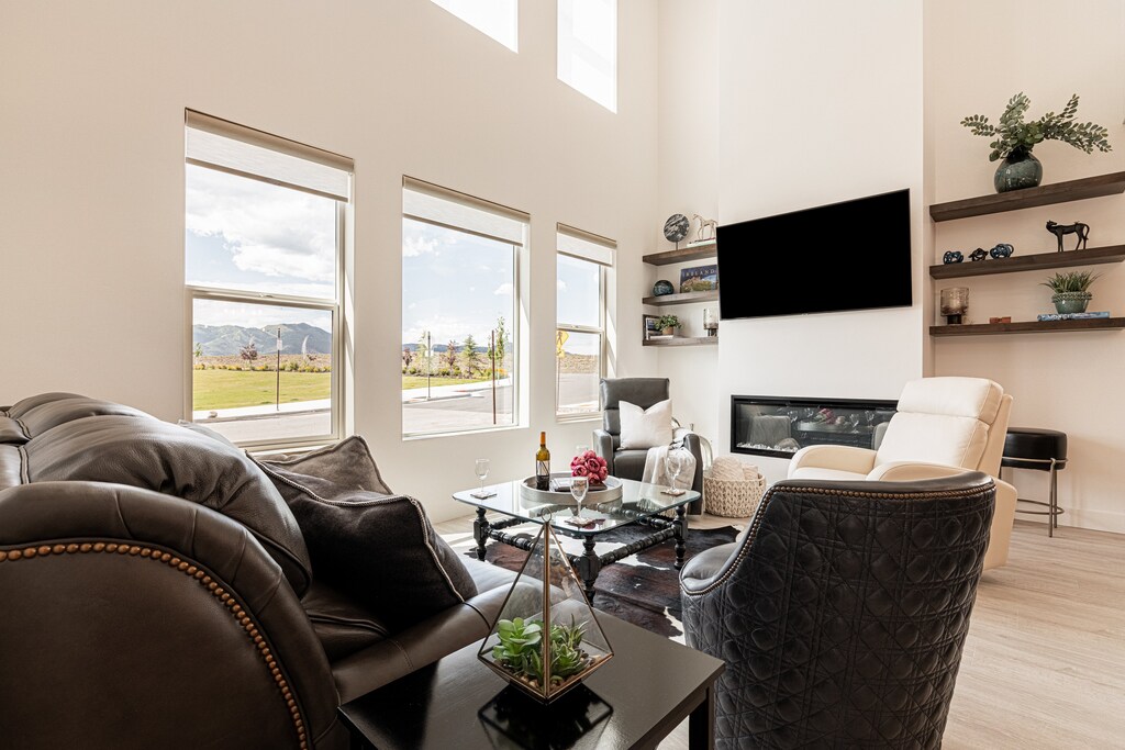 Living Room with Gas Fireplace, Smart TV and Mountain Views