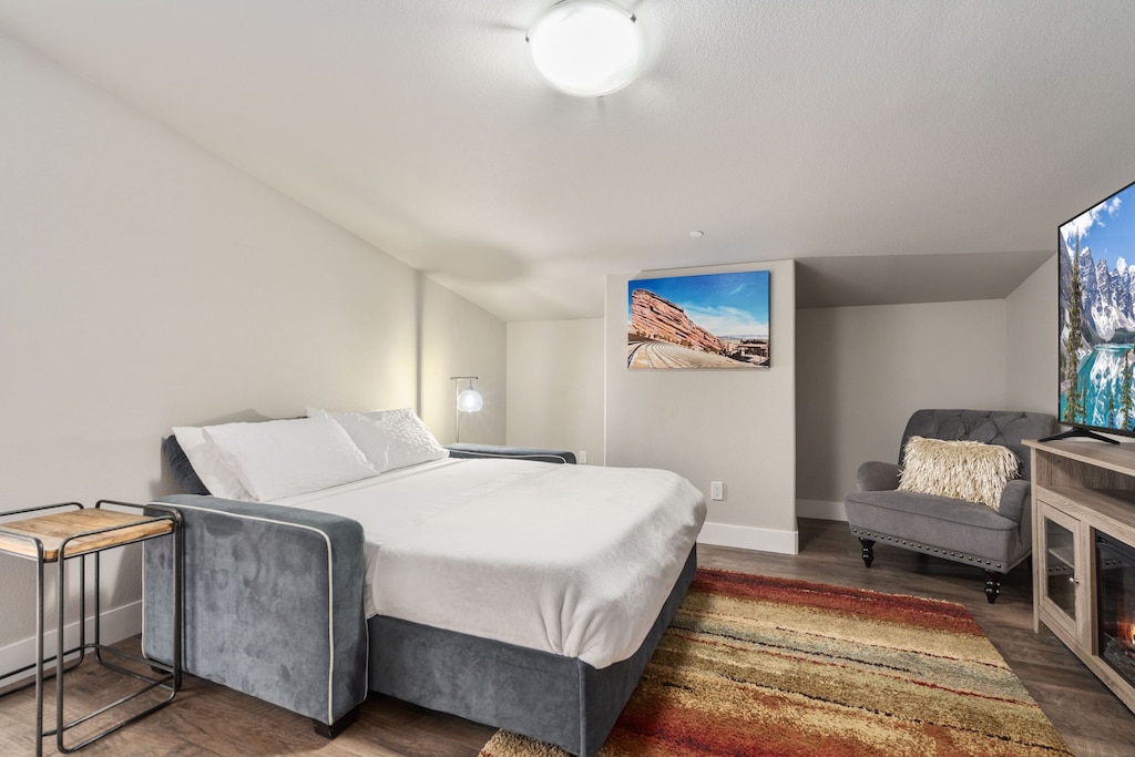 844 Jerome St. (Unit 4) | Queen Sofa Bed Bedroom 4