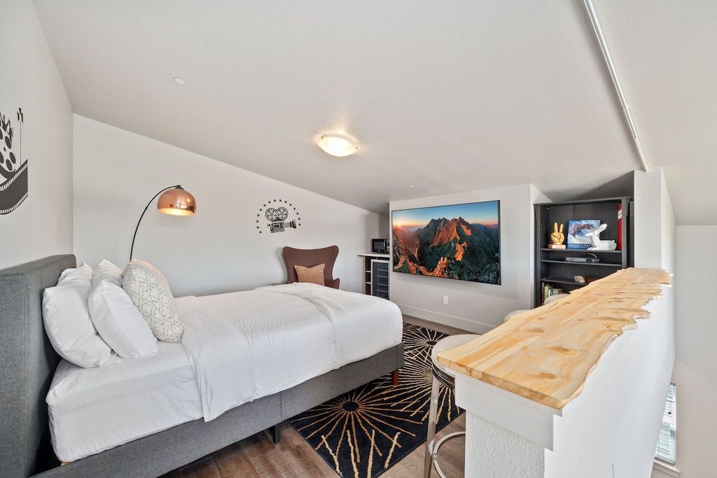 844 Jerome St. (Unit 4) | Queen Bedroom 5