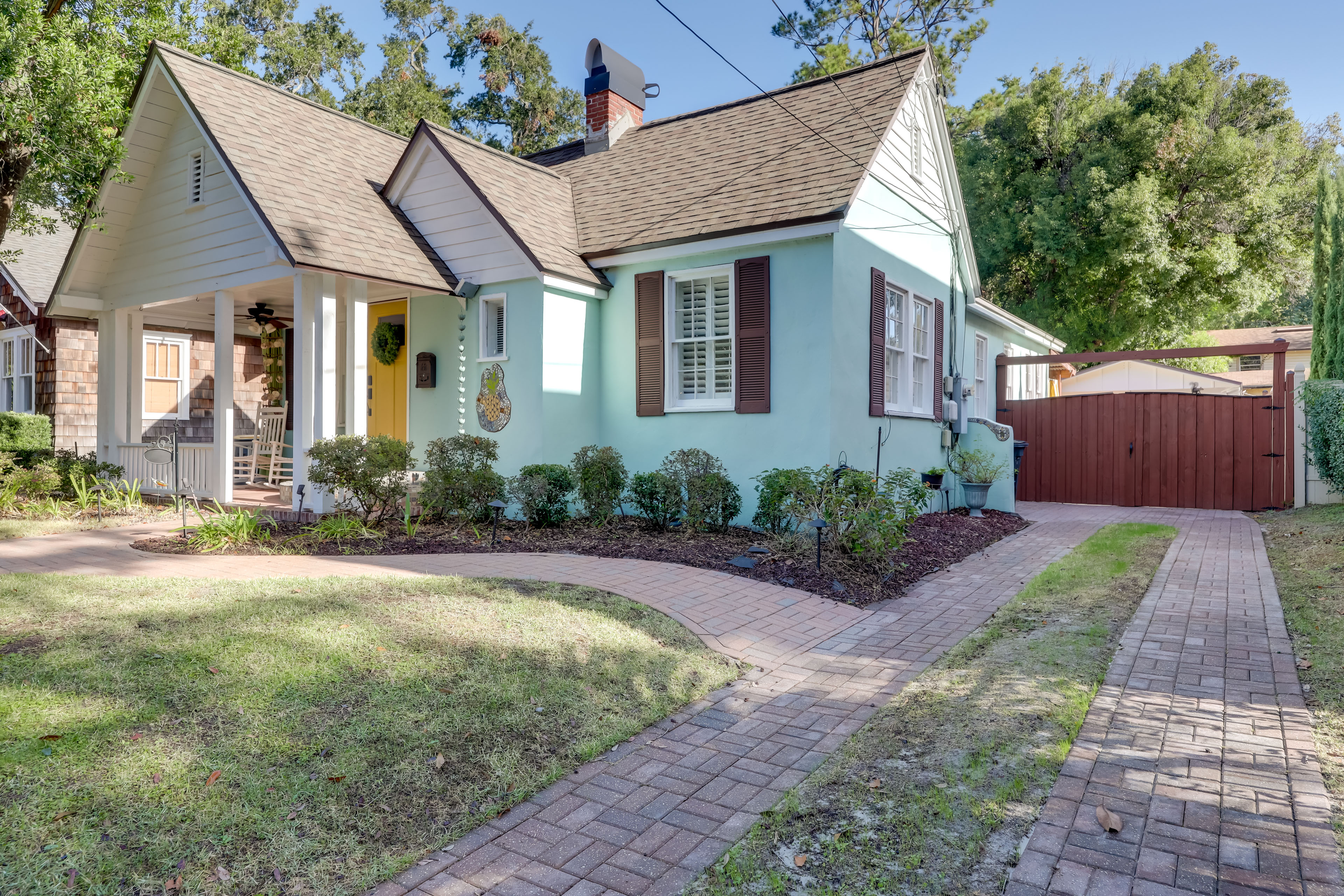 Walk to Park, Shops & Eats: Jacksonville Abode!