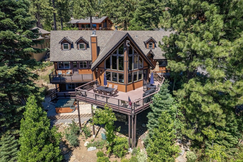 Situated just minutes away from Skylandia Beach and Tahoe City, this spacious and charming retreat is the perfect launching pad for year-round fun in Tahoe!