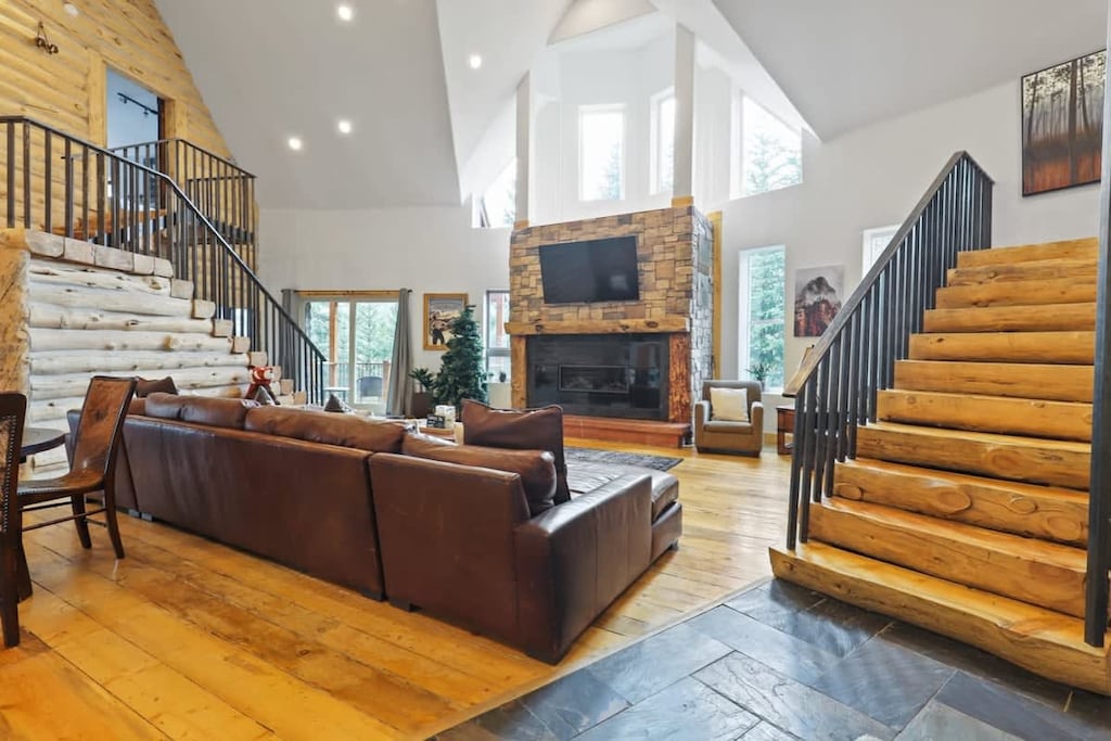 If you’re looking to host a large group in a fabulous Rocky Mountain setting, then look no further than this beautiful and spacious lodge in Blue River.