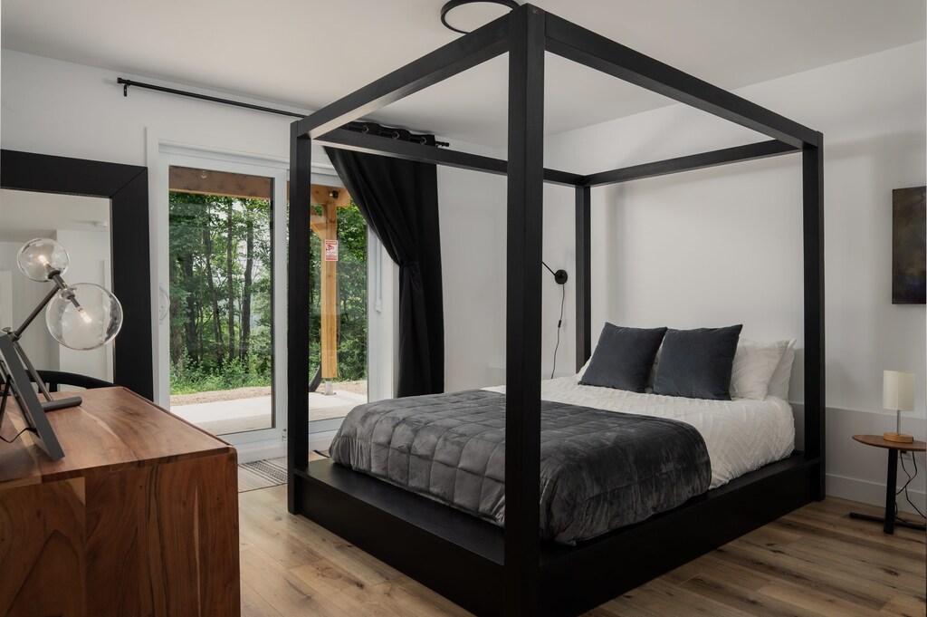 Chambre 2 : Grande chambre chaleureuse au sous-sol avec lit Queen.