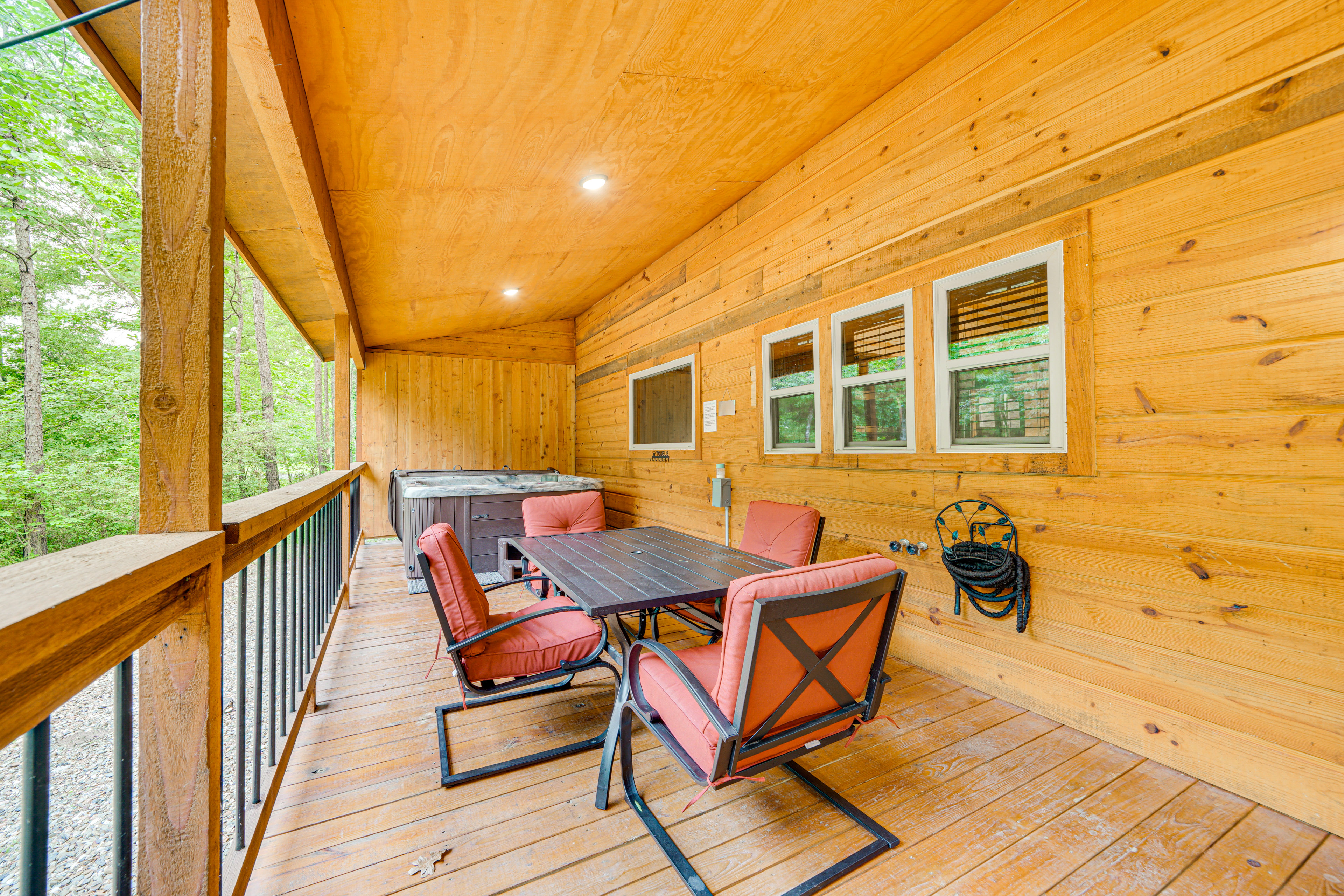 Broken Bow Cabin w/ Private Hot Tub: 14 Mi to Lake