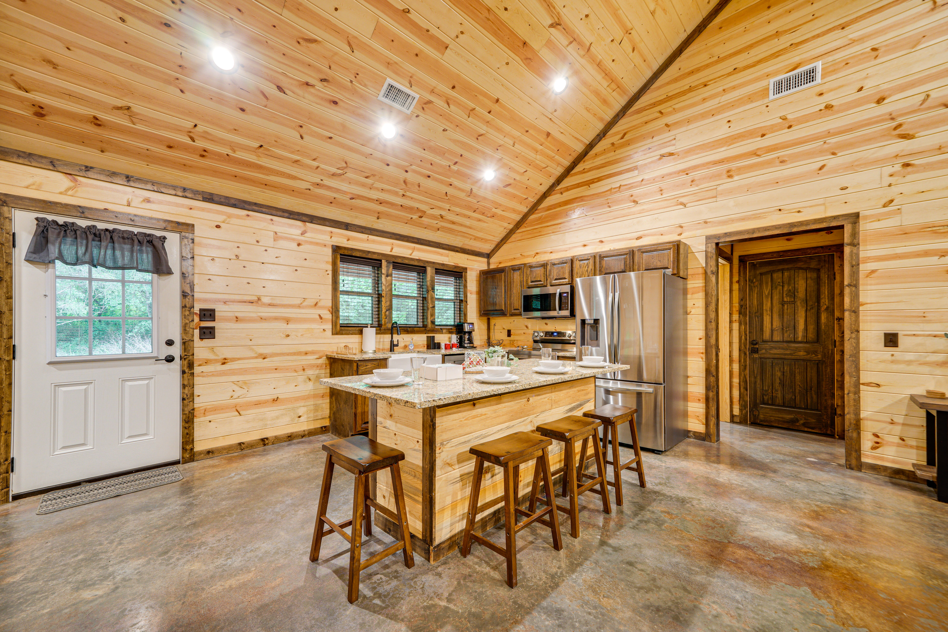 Broken Bow Cabin w/ Private Hot Tub: 14 Mi to Lake