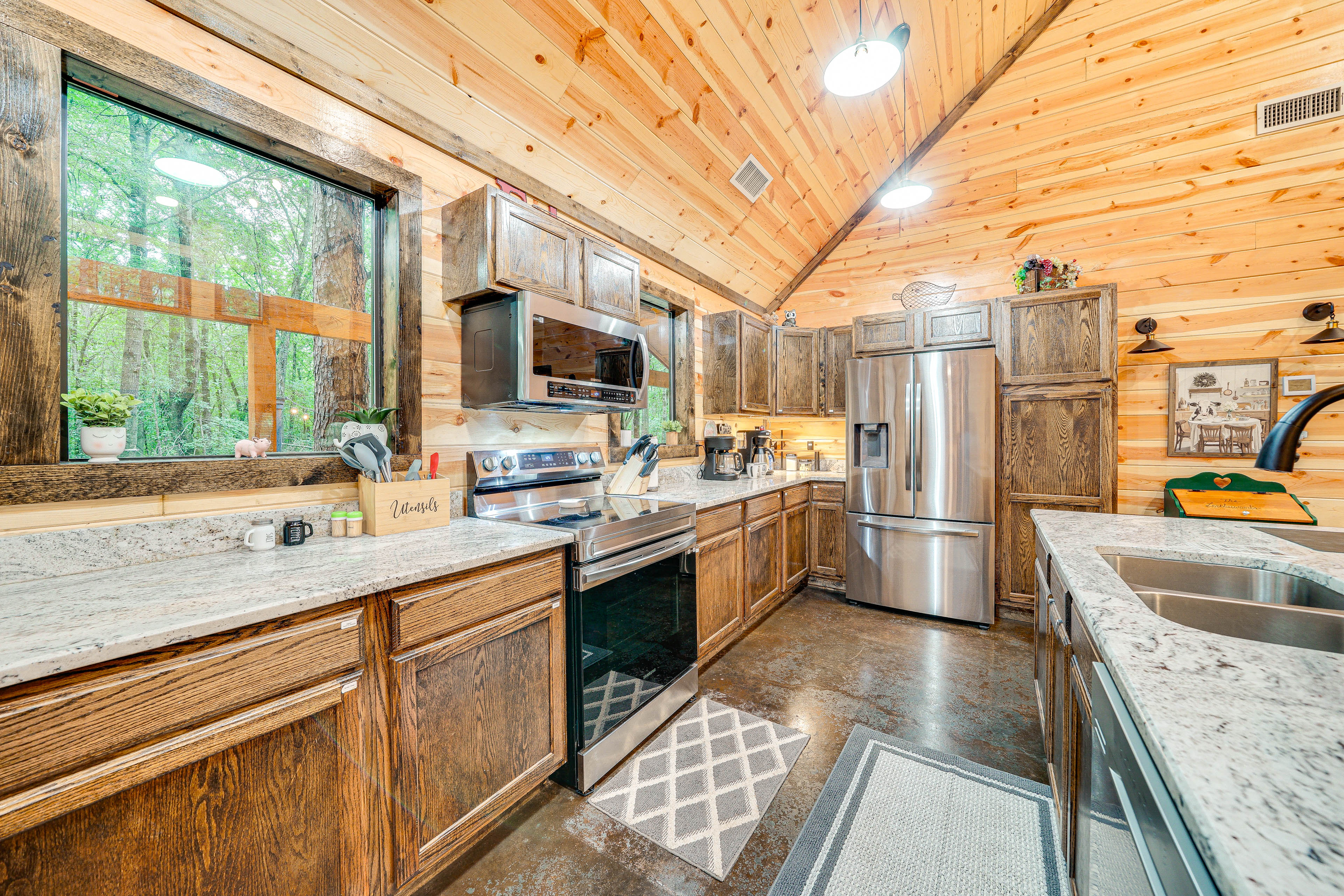 Near Choctaw Casino: Broken Bow Cabin w/ Hot Tub!