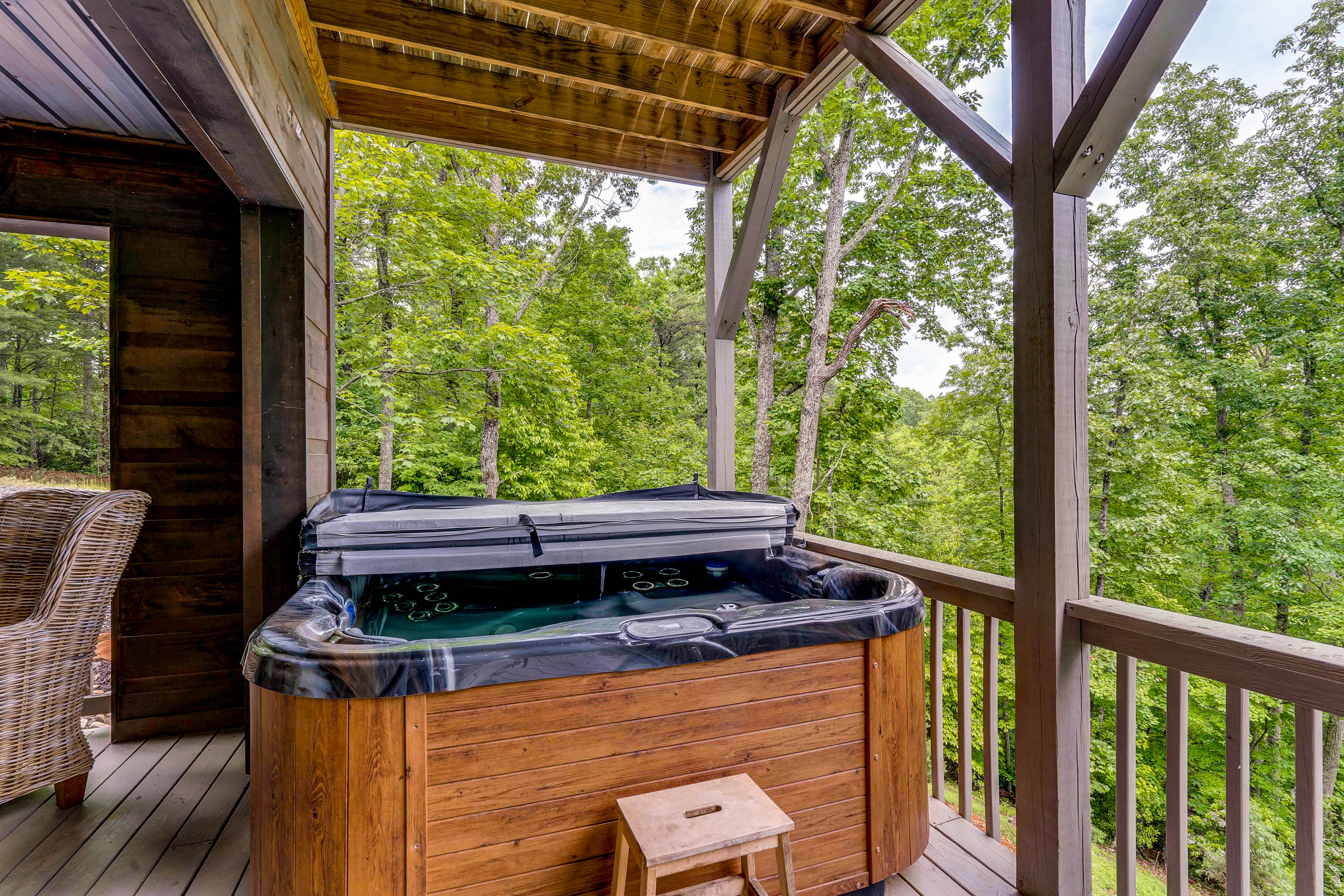 Murphy Mountain Cabin: 2 Decks, Grill, Hot Tub