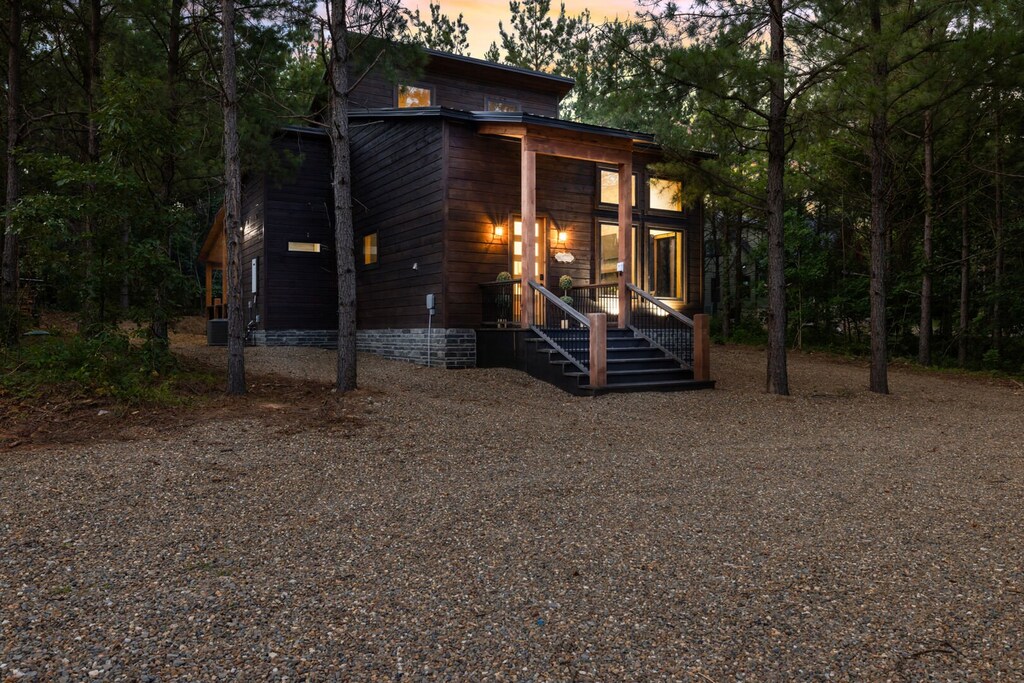 Front of cabin with plenty of parking space