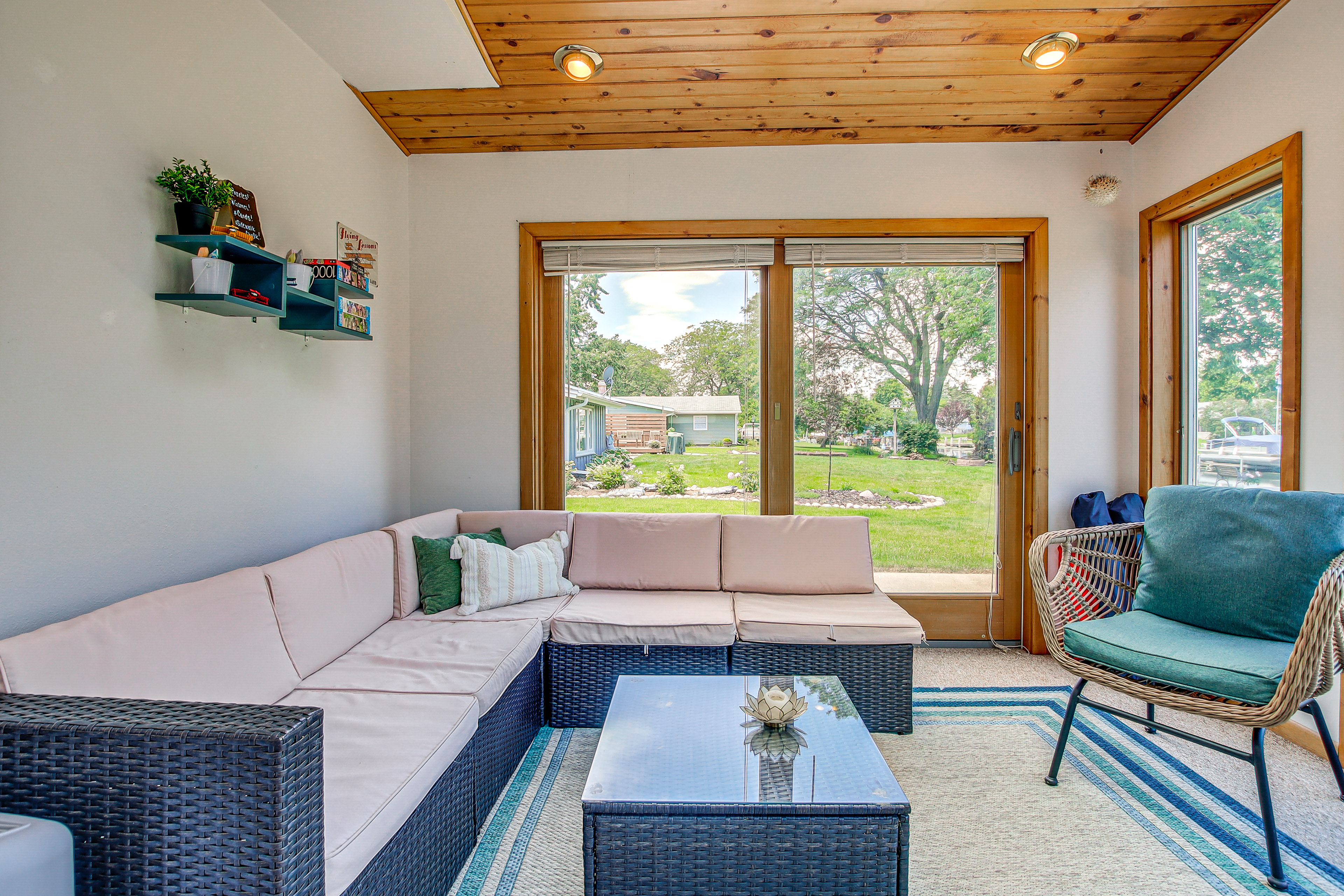 2 Mi to Dtwn Oshkosh: Canal-Front Family Getaway!