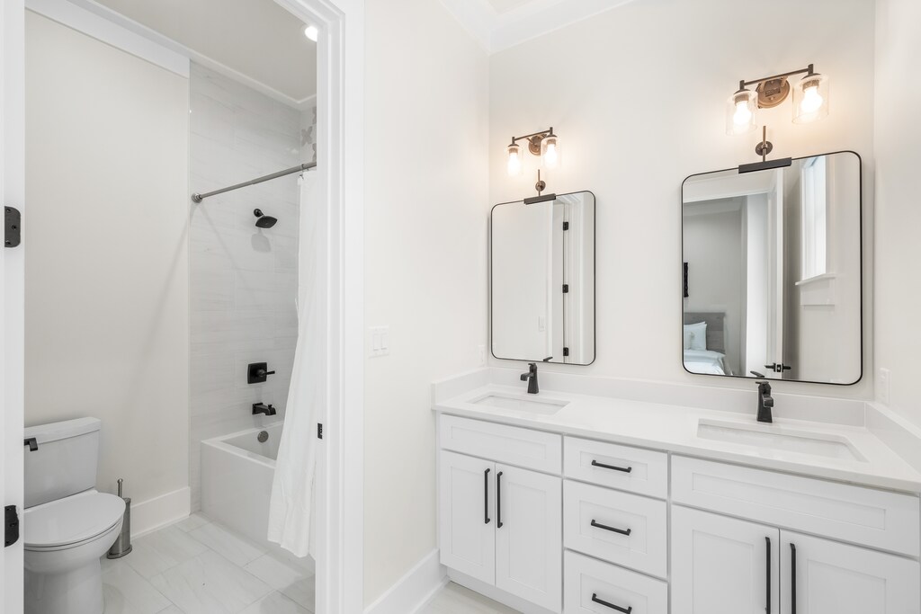 Ensuite bath with combo shower/tub