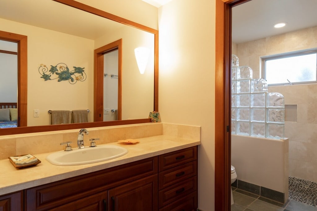 Guest master suite bathroom #2