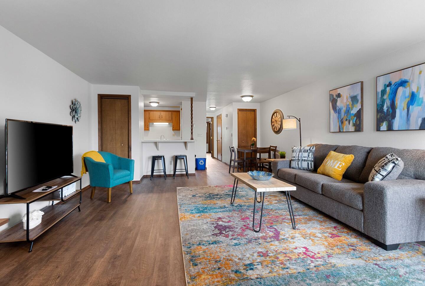 Bright + Spacious Apt 12 - King Bed + Workspace