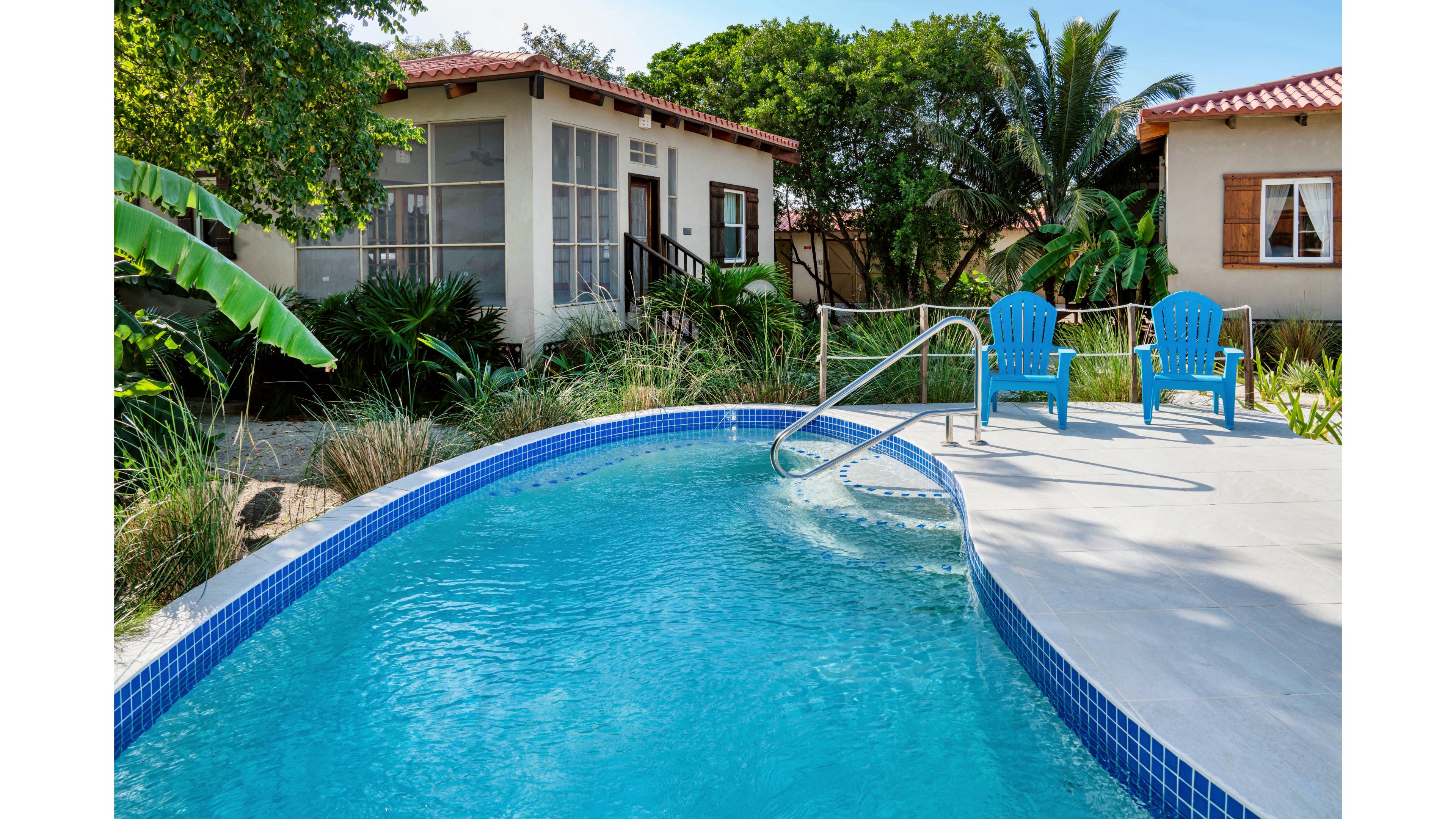 Casita 2 steps from the shared pool