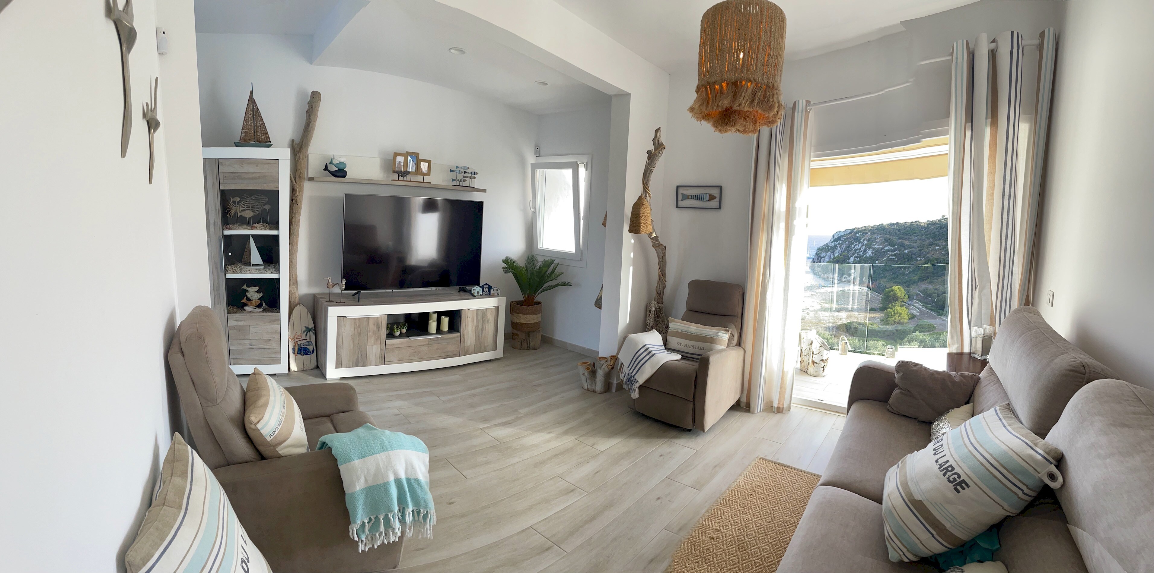 Main living room, with all the amenities. Sofas, smart-tv and door with sea views.