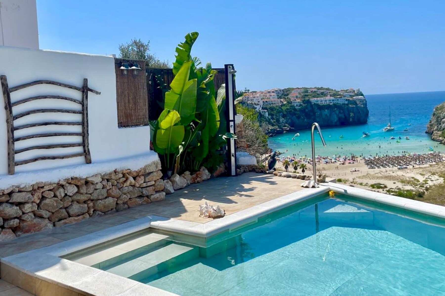 Infinity pool with sea views. Private pool.