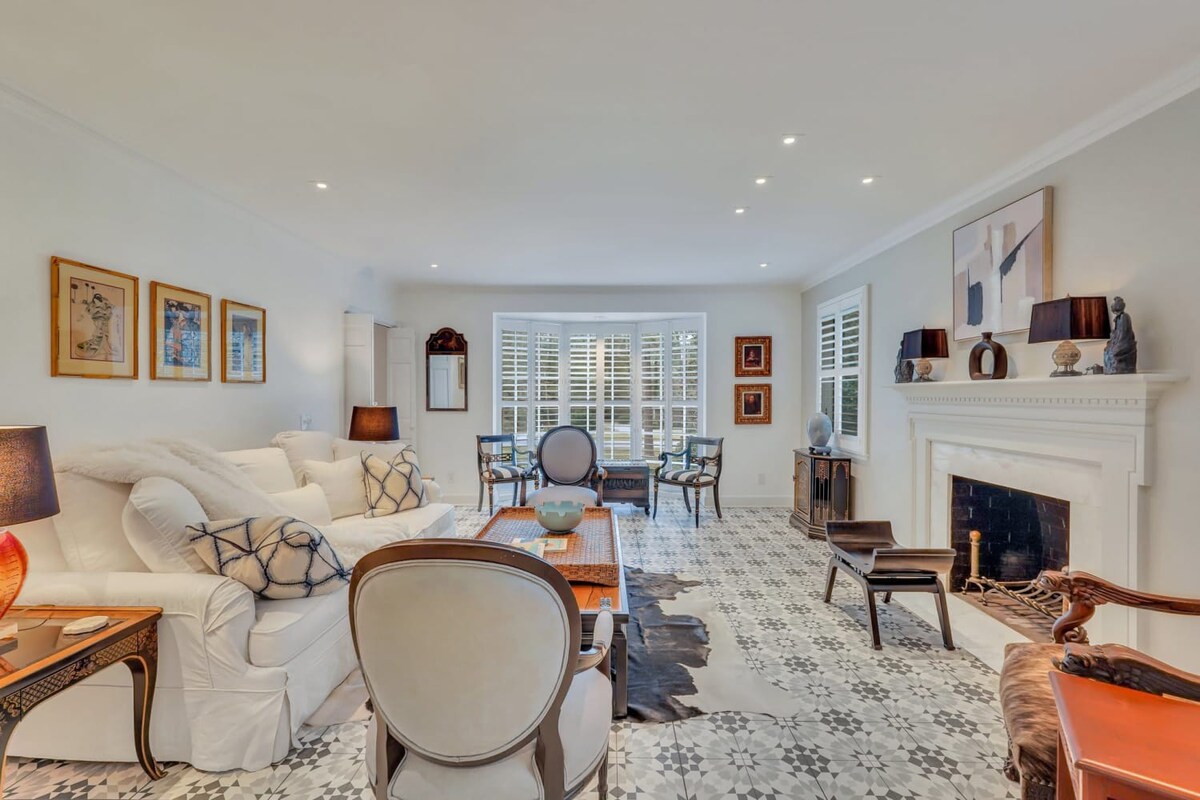 Formal Sitting Room!