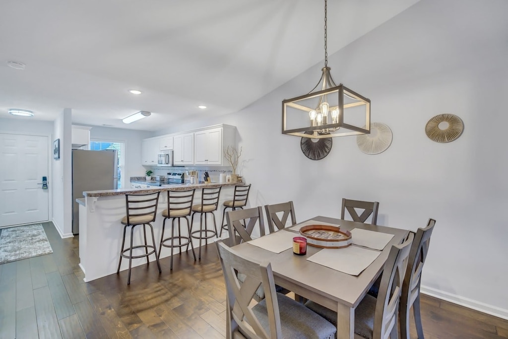 A view of the dining and bar area!