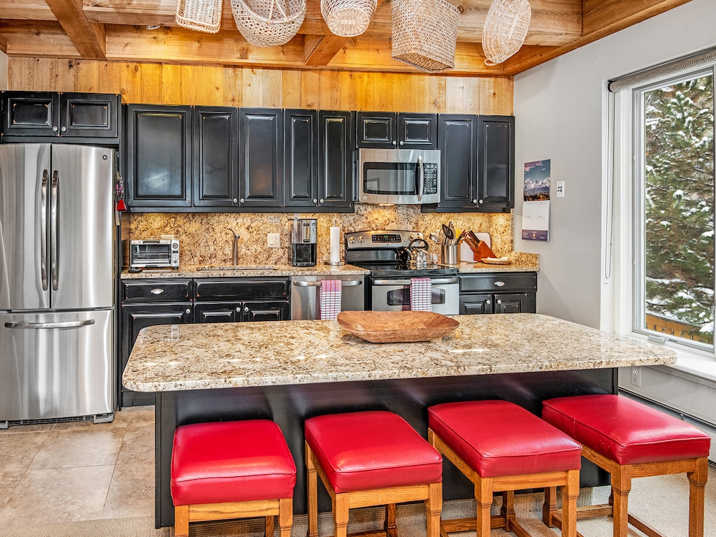 Kitchen w/ Counter Seating