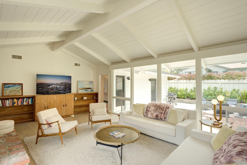 Welcome to "La Vida Lobos" ~ Adorable Cottage Under the Pines!