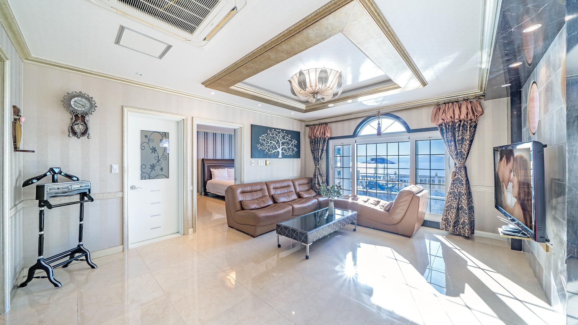 Property Image 1 - Namhae Alhambra Pension - Luxurihan husic family