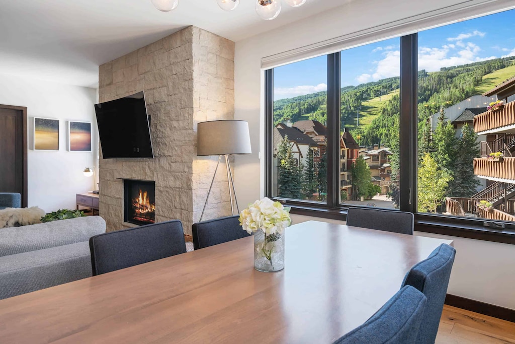 lion-east203-4169_53125165955_o_1