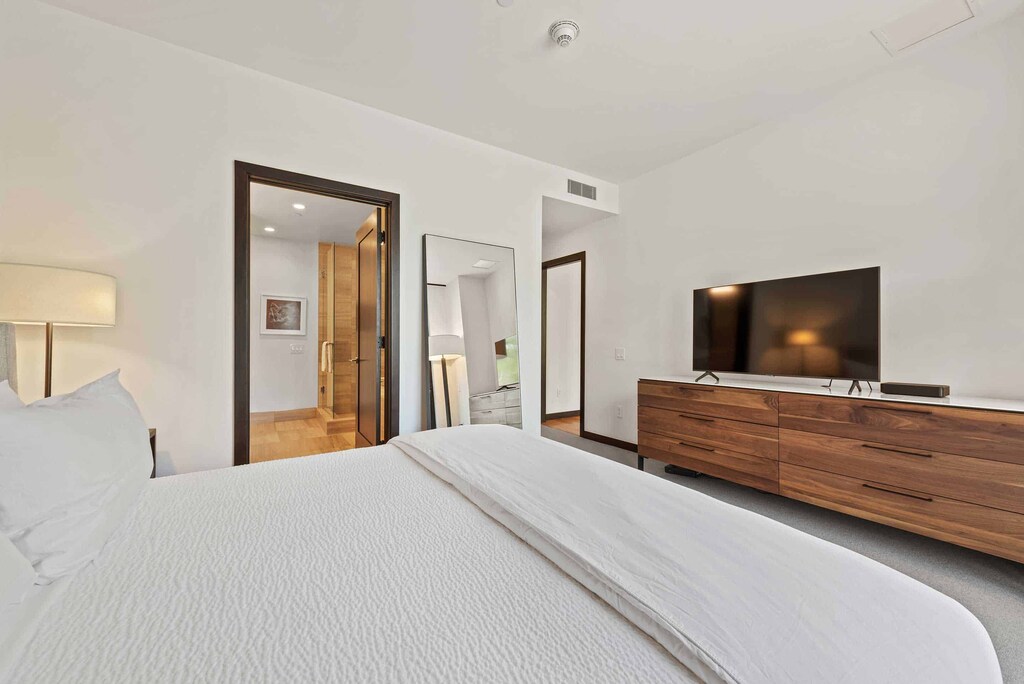 lion-604w-4057_51473336987_o