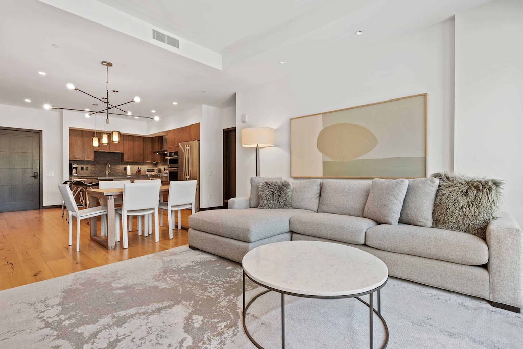 lion-604w-3917_51473343382_o